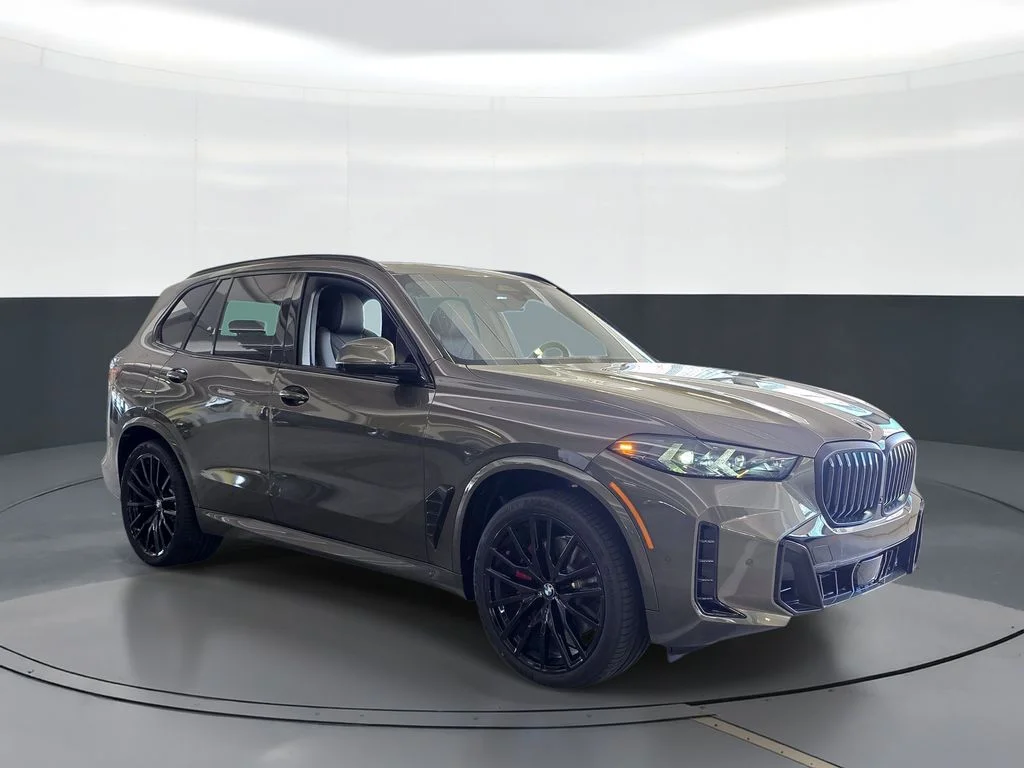 New 2026 Manhattan Green Metallic BMW sDrive40i image 2