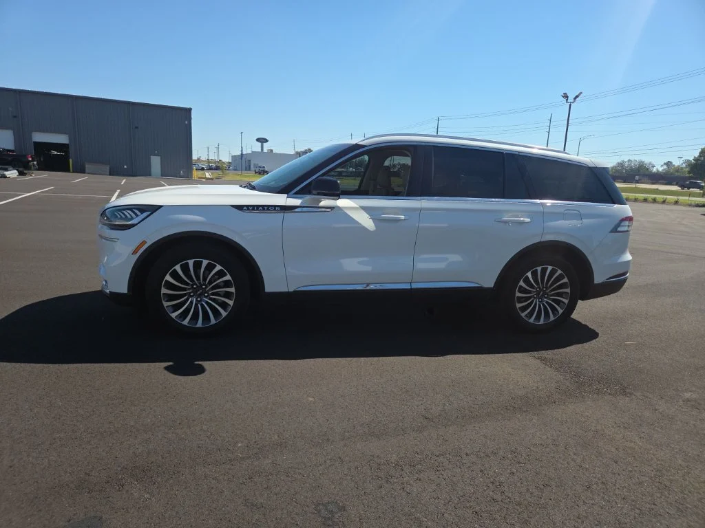 Used 2024 White Lincoln Premiere image 6