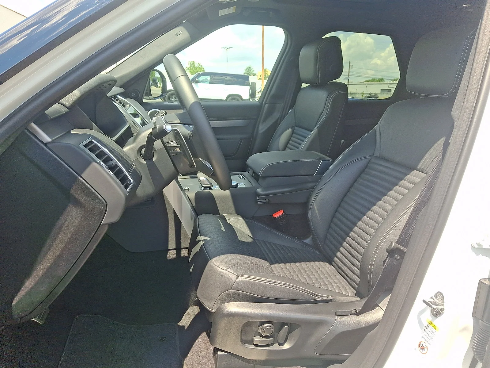 Used 2025 Fuji White   1Aa Land Rover Dynamic SE image 26