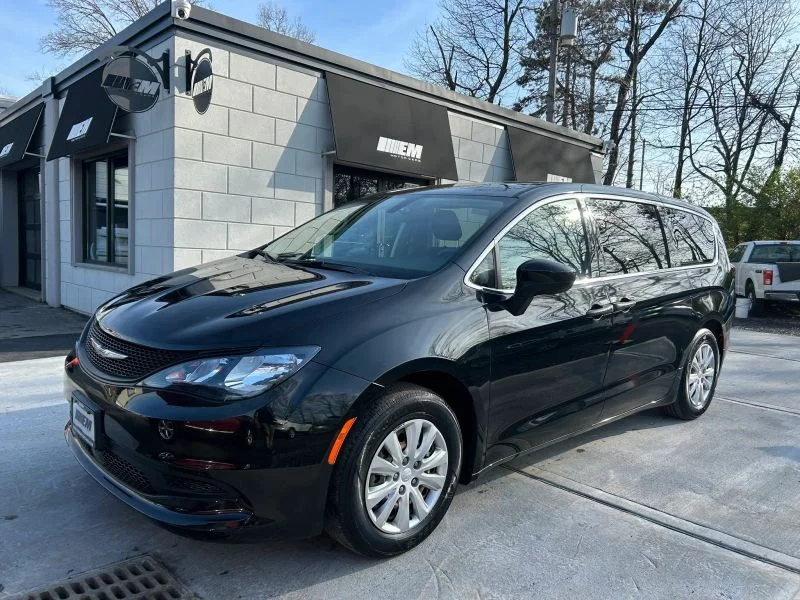 Used 2021 Black Chrysler L Minivan 4D image 2