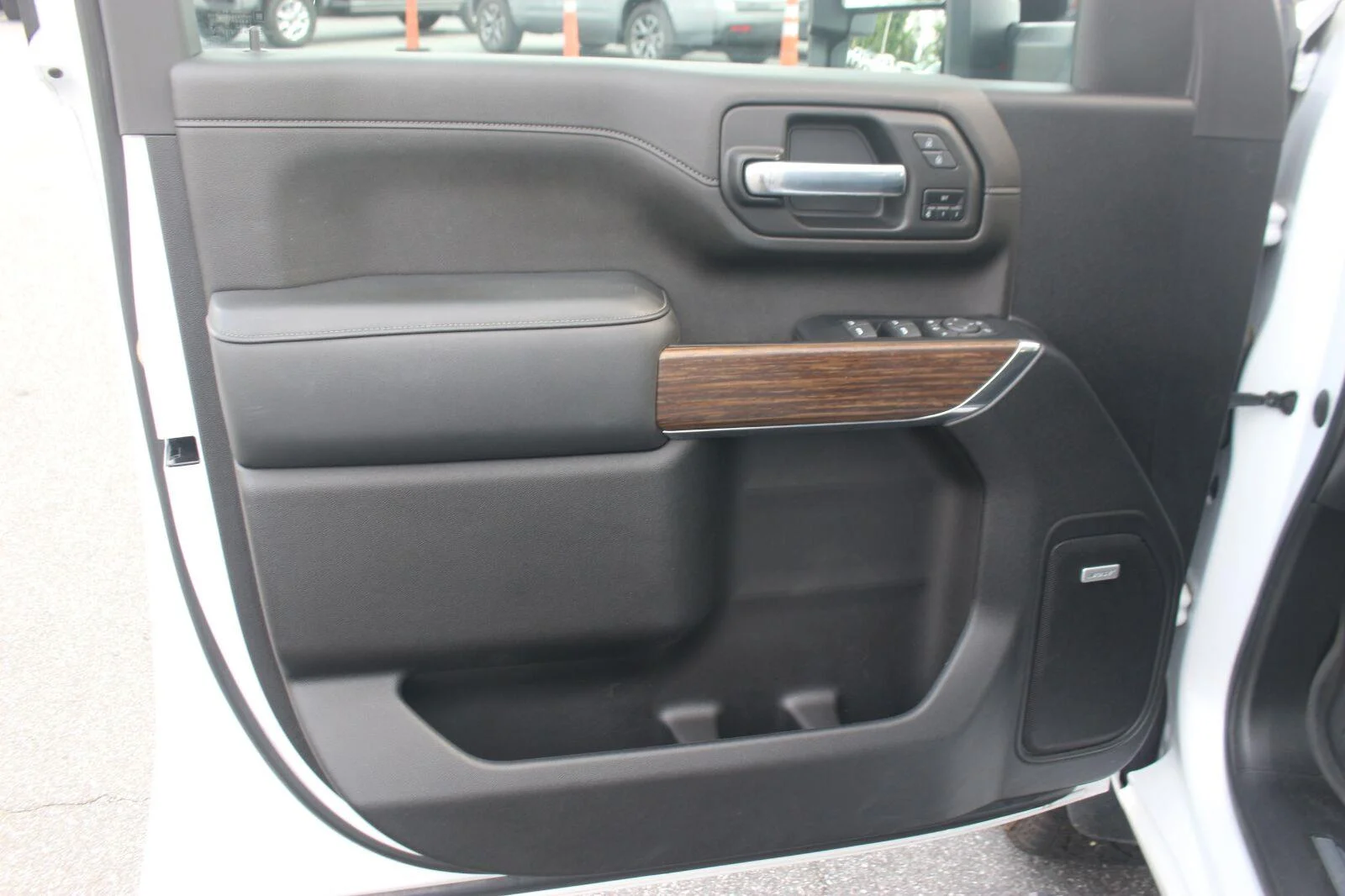 Used 2023 IRIDESCENT PEARL TRICOAT Chevrolet High Country image 14