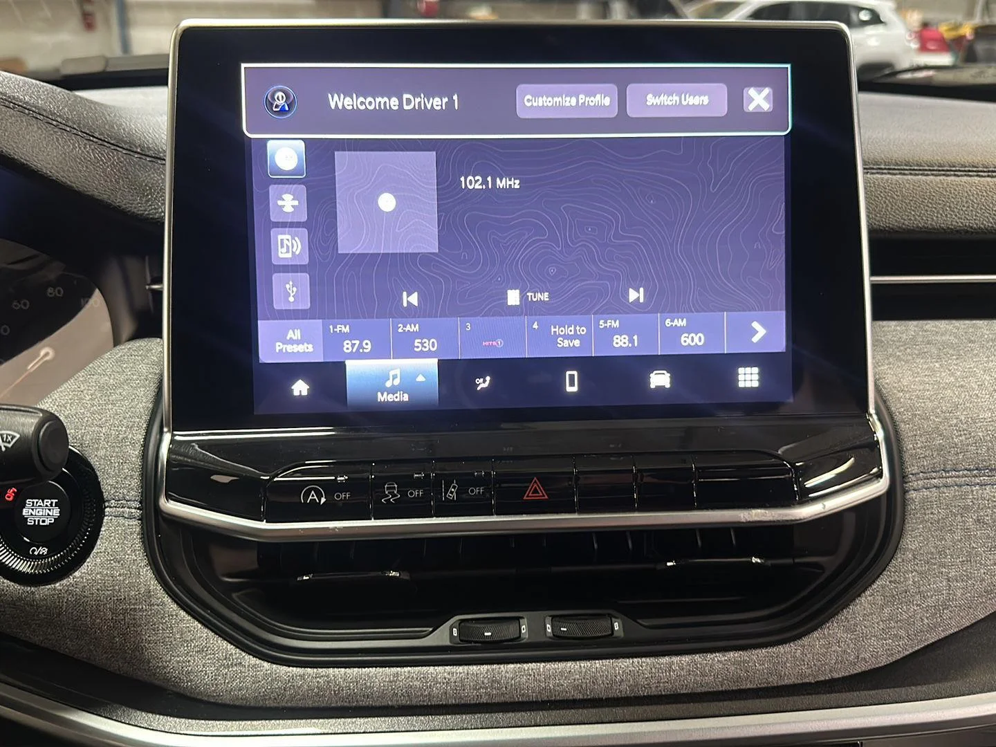 Used 2023 Diamond Black Crystal Pearlcoat Jeep Latitude image 20
