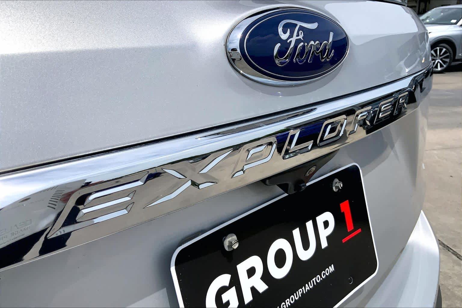 Used 2017 Ingot Silver Metallic Ford Limited image 10