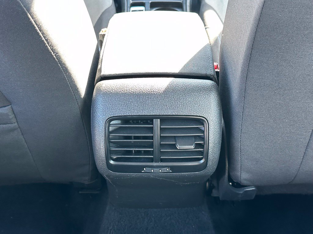 Used 2016 White Volkswagen SE image 21