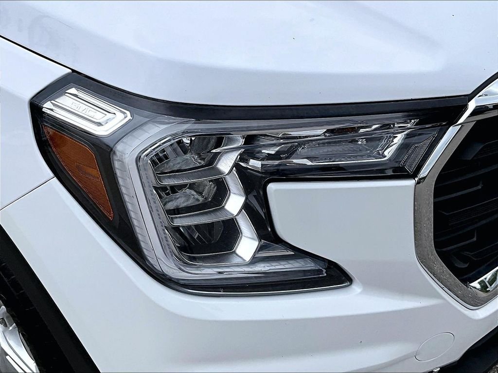 Used 2023 White GMC SLE image 31