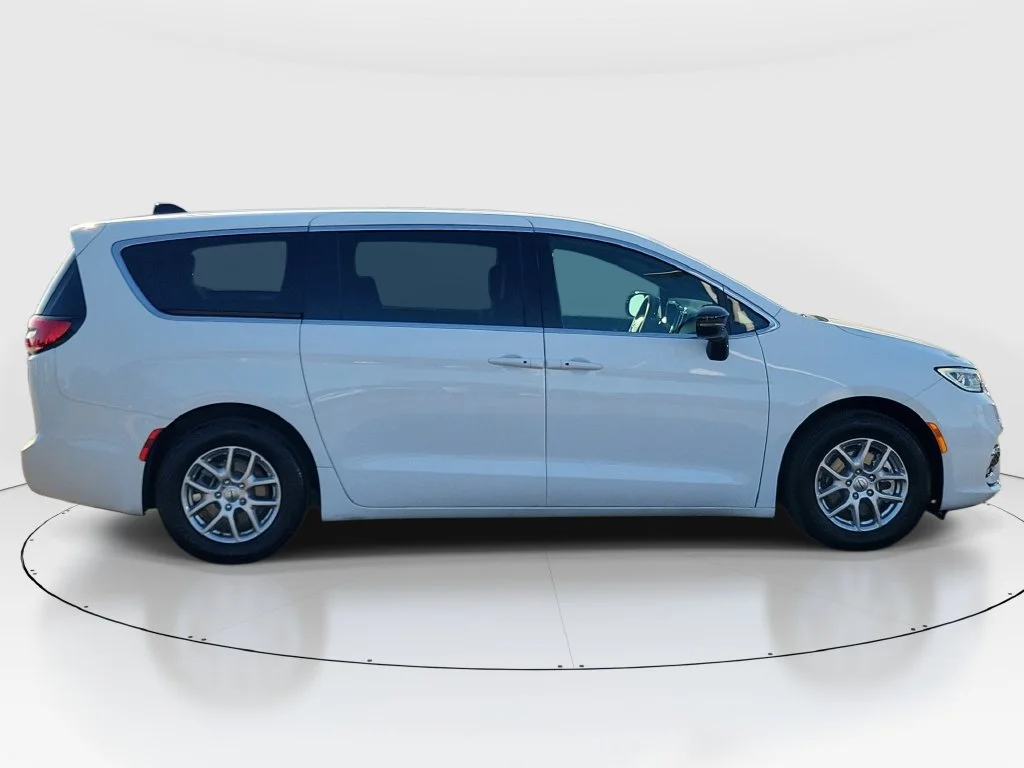 Used 2025 White Chrysler Select image 7