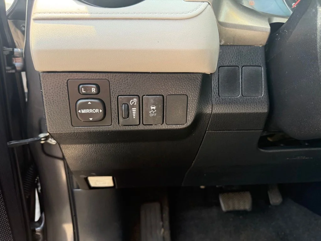 Used 2015 Gray Toyota LE image 22