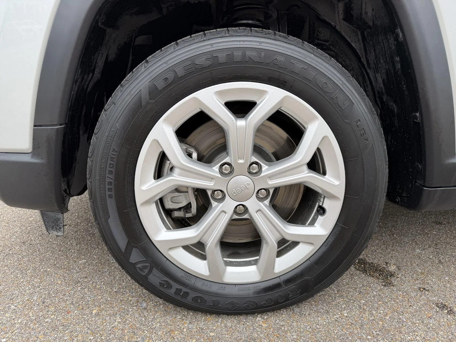 Used 2024 Silver Zynith Metallic Clearcoat Jeep Latitude image 24