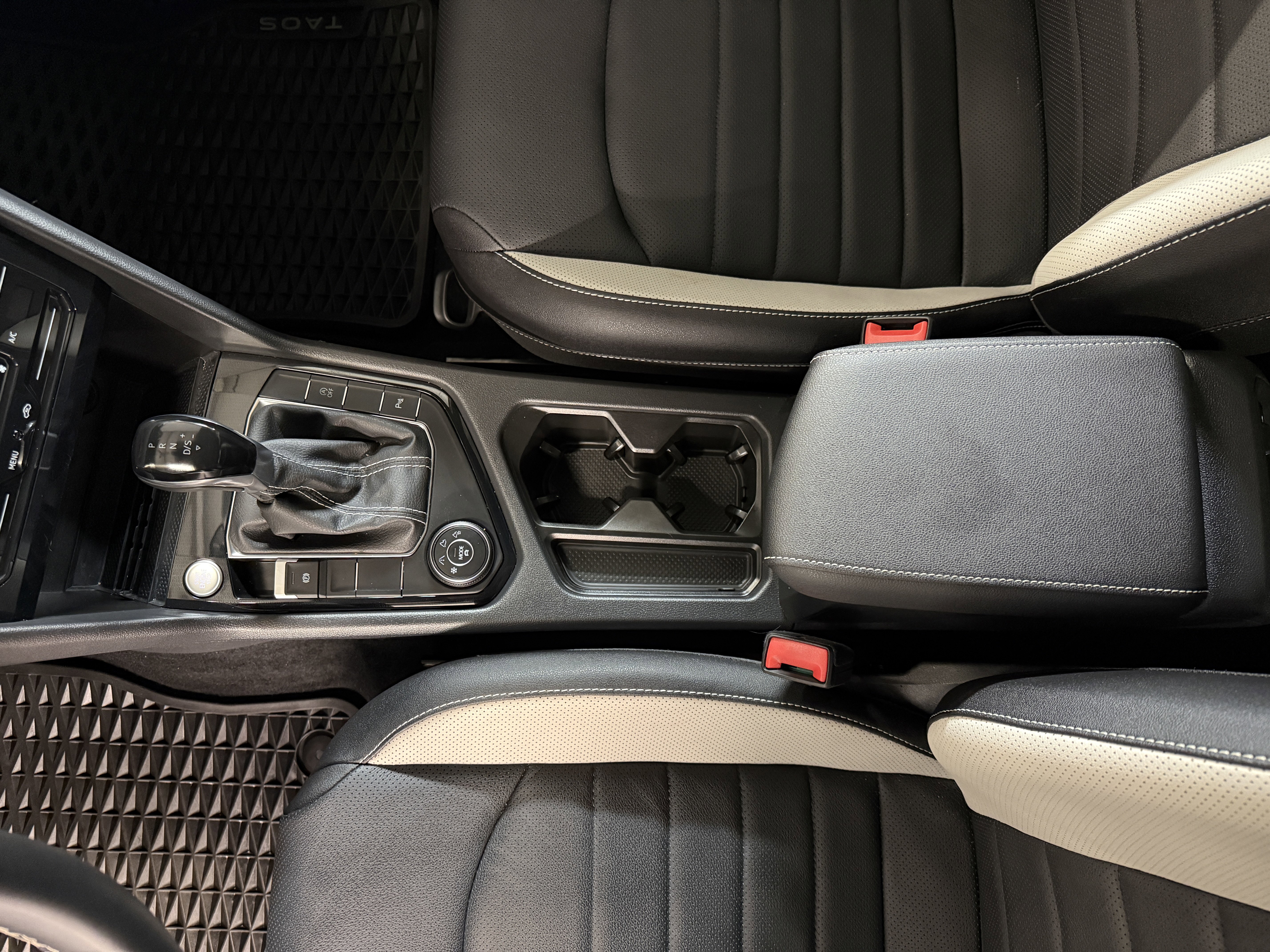 2025 Volkswagen Taos SEL - Photo 16