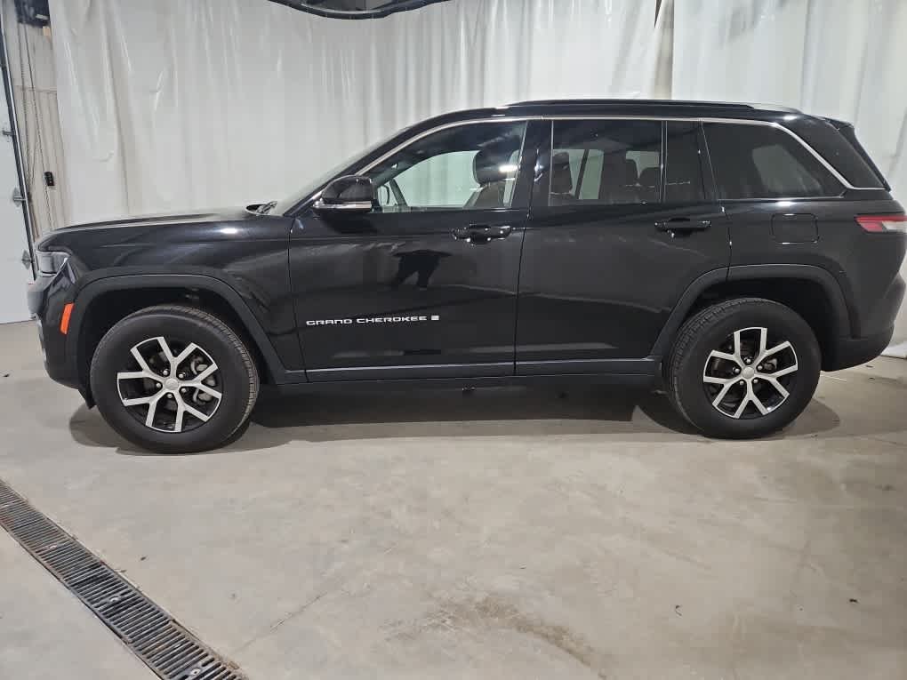 Used 2024 Diamond Black Jeep Limited image 6