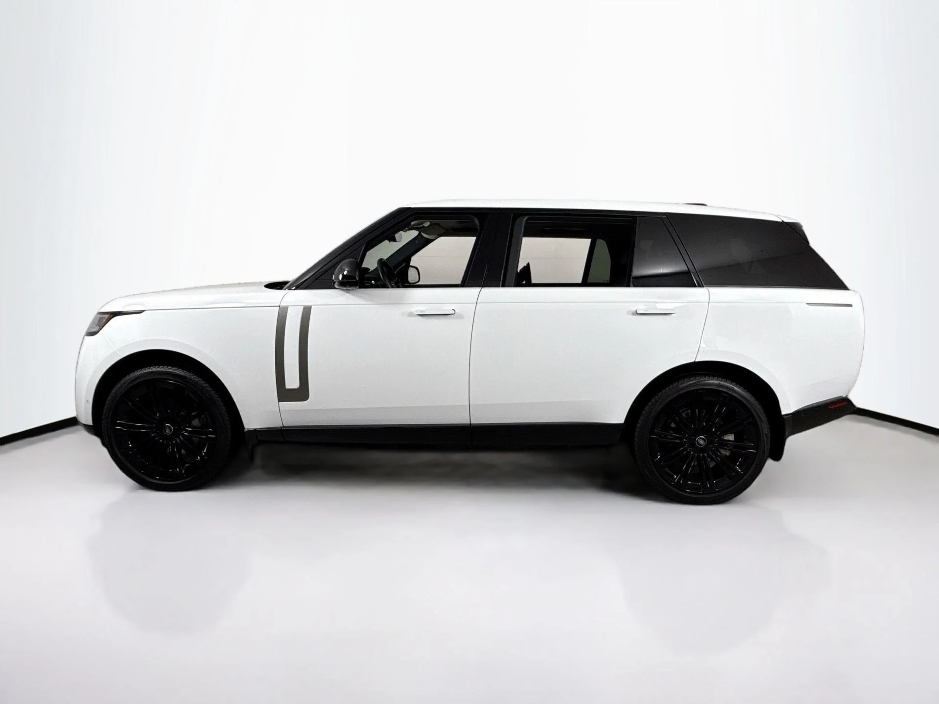 Used 2024 Fuji White Land Rover SE W/REAR DVD image 4