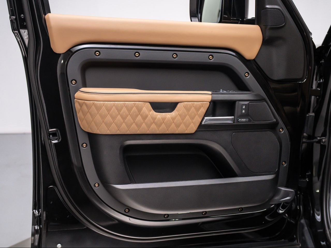 New 2026 Santorini Black Land Rover P500 V8 image 29