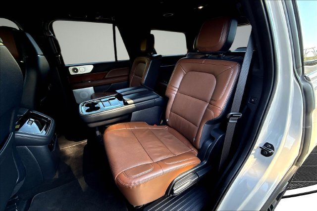 Used 2022 White Lincoln Reserve image 24