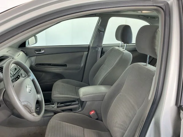 Used 2005 Silver Toyota LE image 10