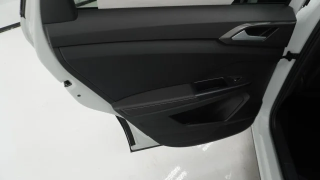 New 2026 Pure White w/Deep Black Roof Volkswagen SE Black image 19