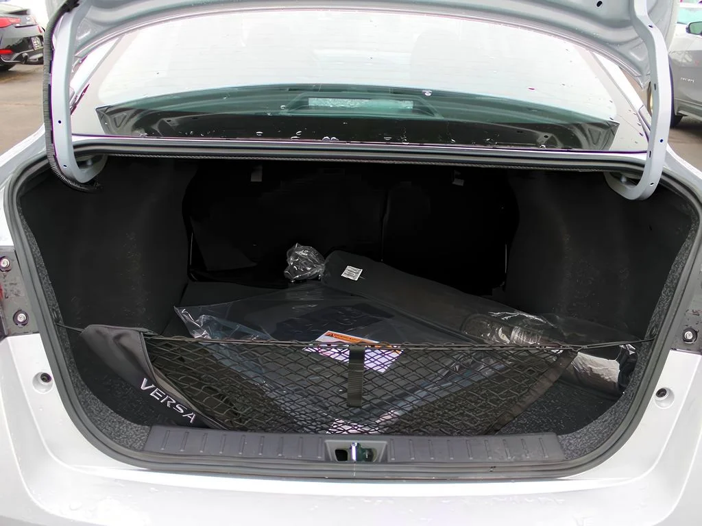 2025 Nissan Versa Sedan SR - Photo 9
