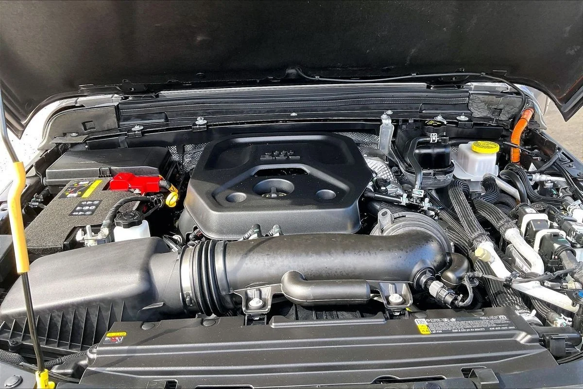 Used 2025  Jeep Sahara 4xe image 31