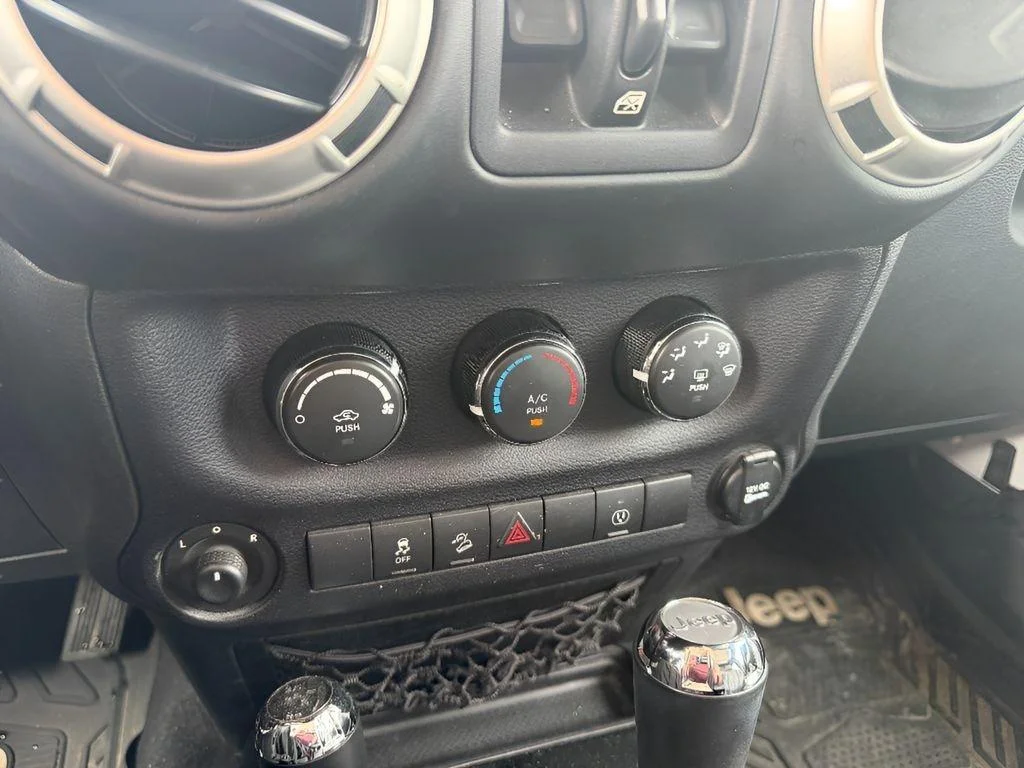Used 2018 Bright White Clearcoat Jeep Sahara image 16