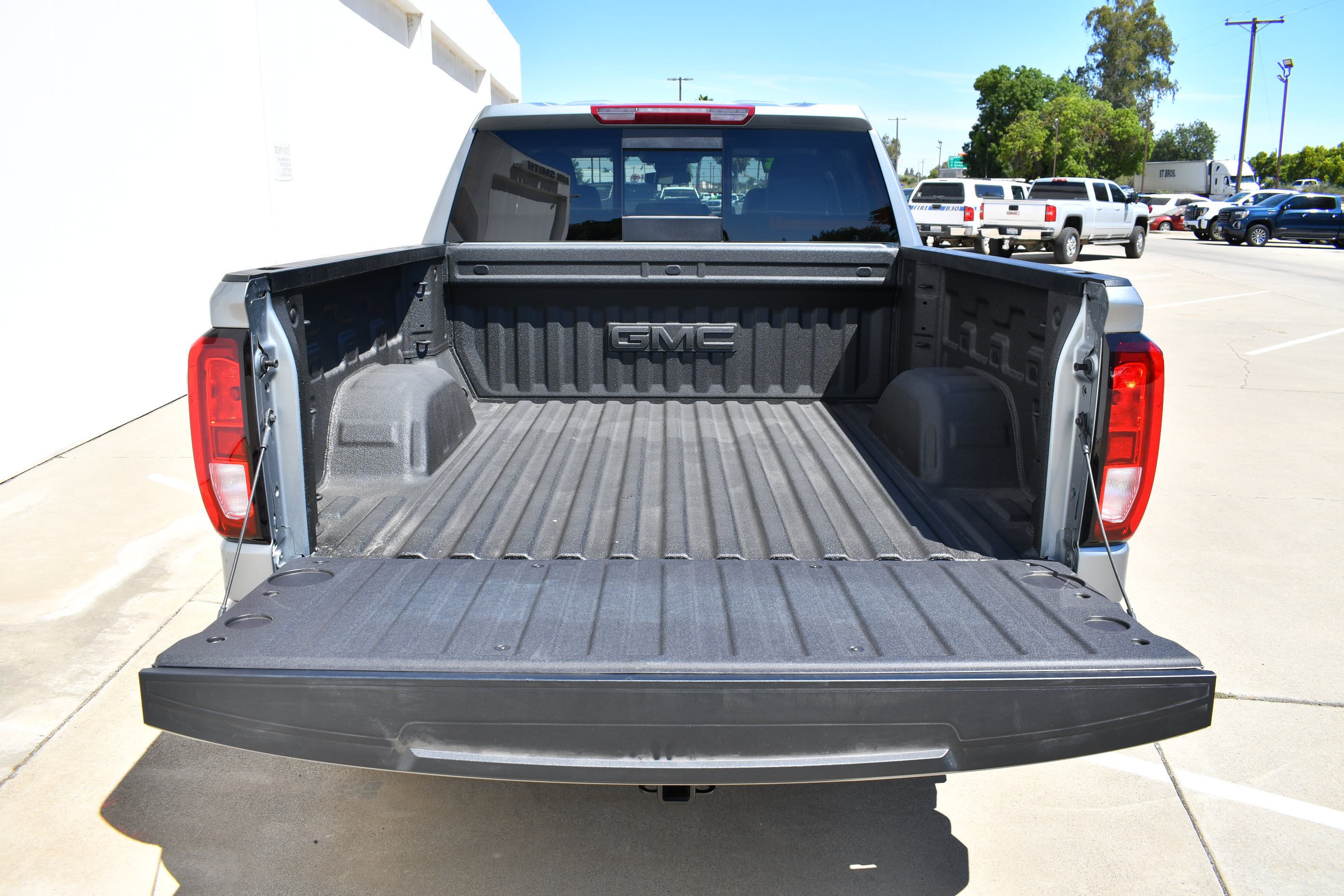 New 2026 Sterling Metallic GMC Elevation image 11