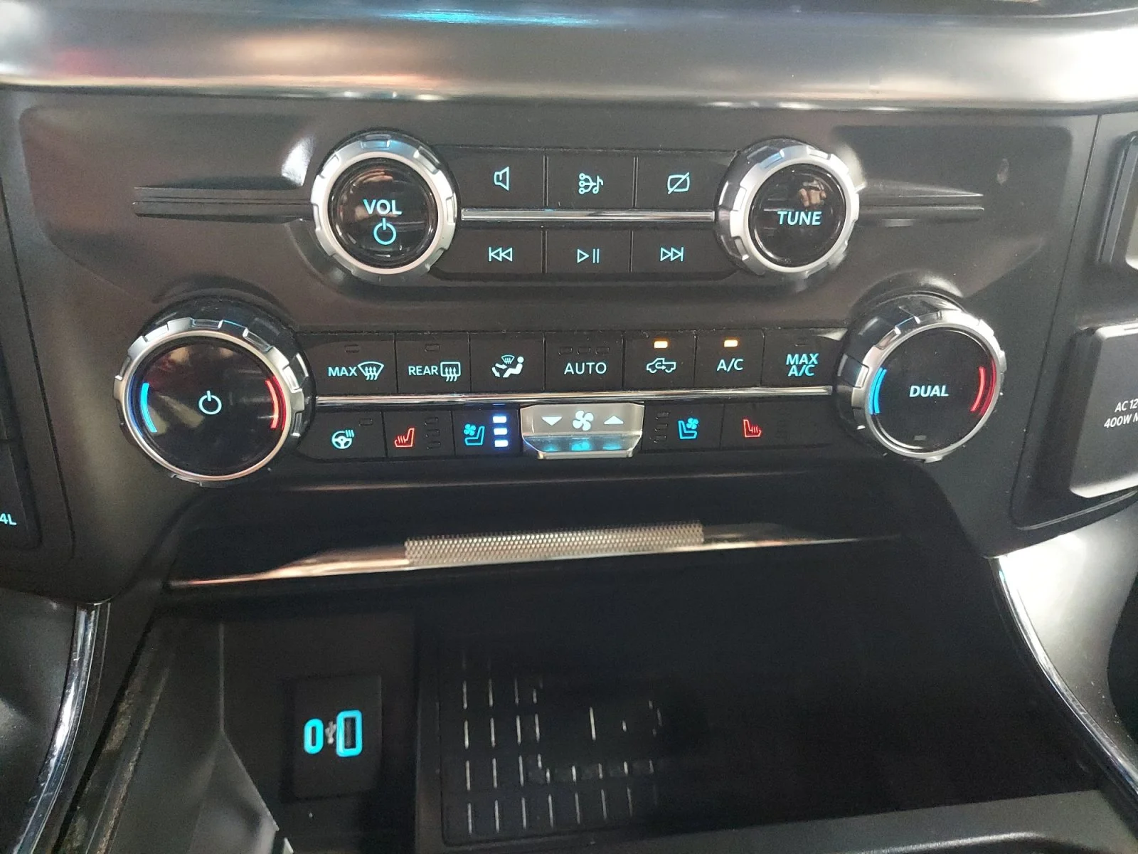 Used 2022 White Metallic Ford LARIAT image 18
