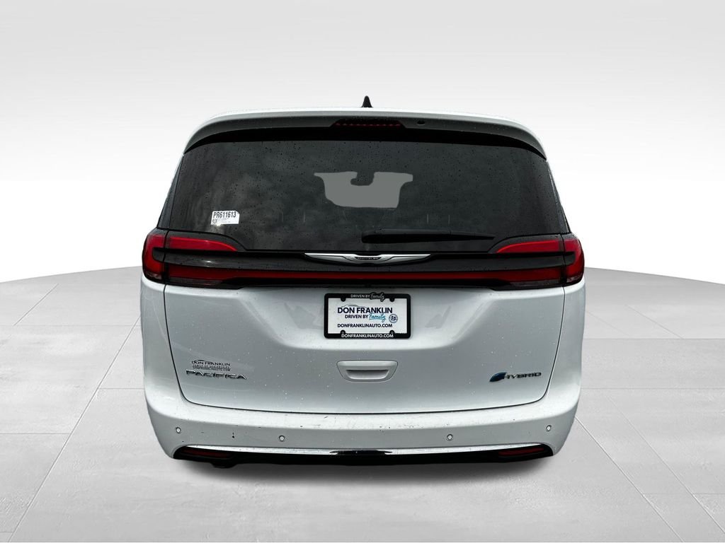 Used 2023 White Chrysler Touring L image 3
