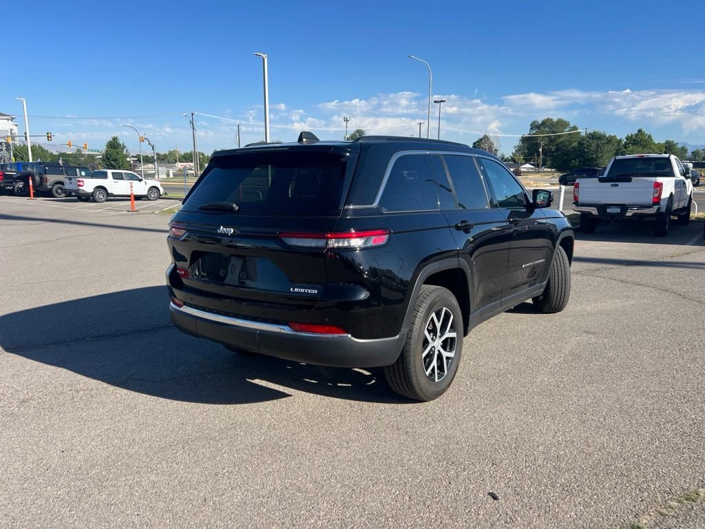 Used 2024 Diamond Black Crystal Pearlcoat Jeep Limited image 6