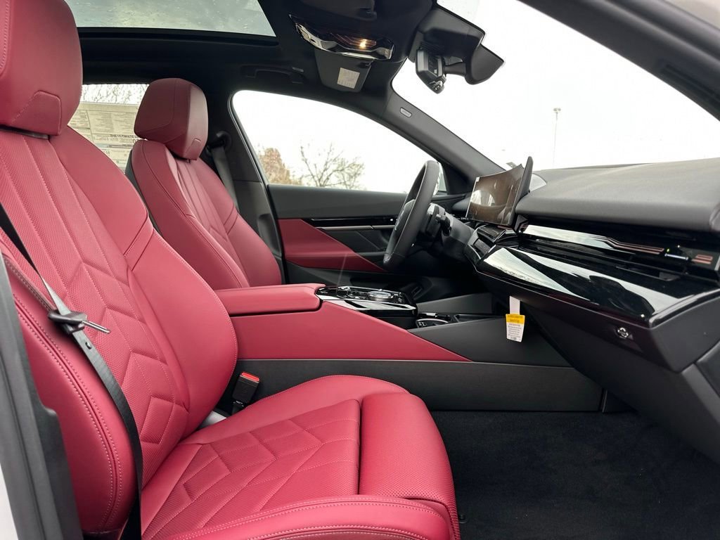 New 2026 Mineral White Metallic BMW 530i xDrive image 23