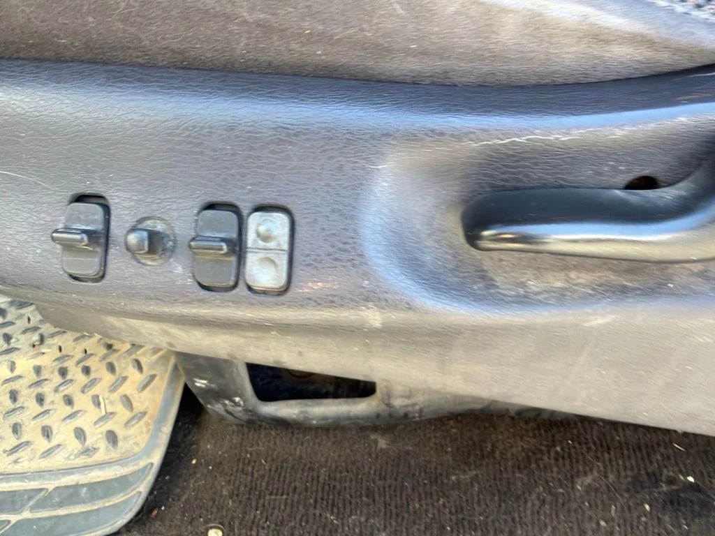 Used 1999 White Dodge SPORT image 19
