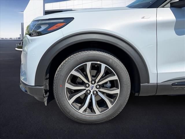 New 2026 Space White Metallic Ford ST-Line image 9