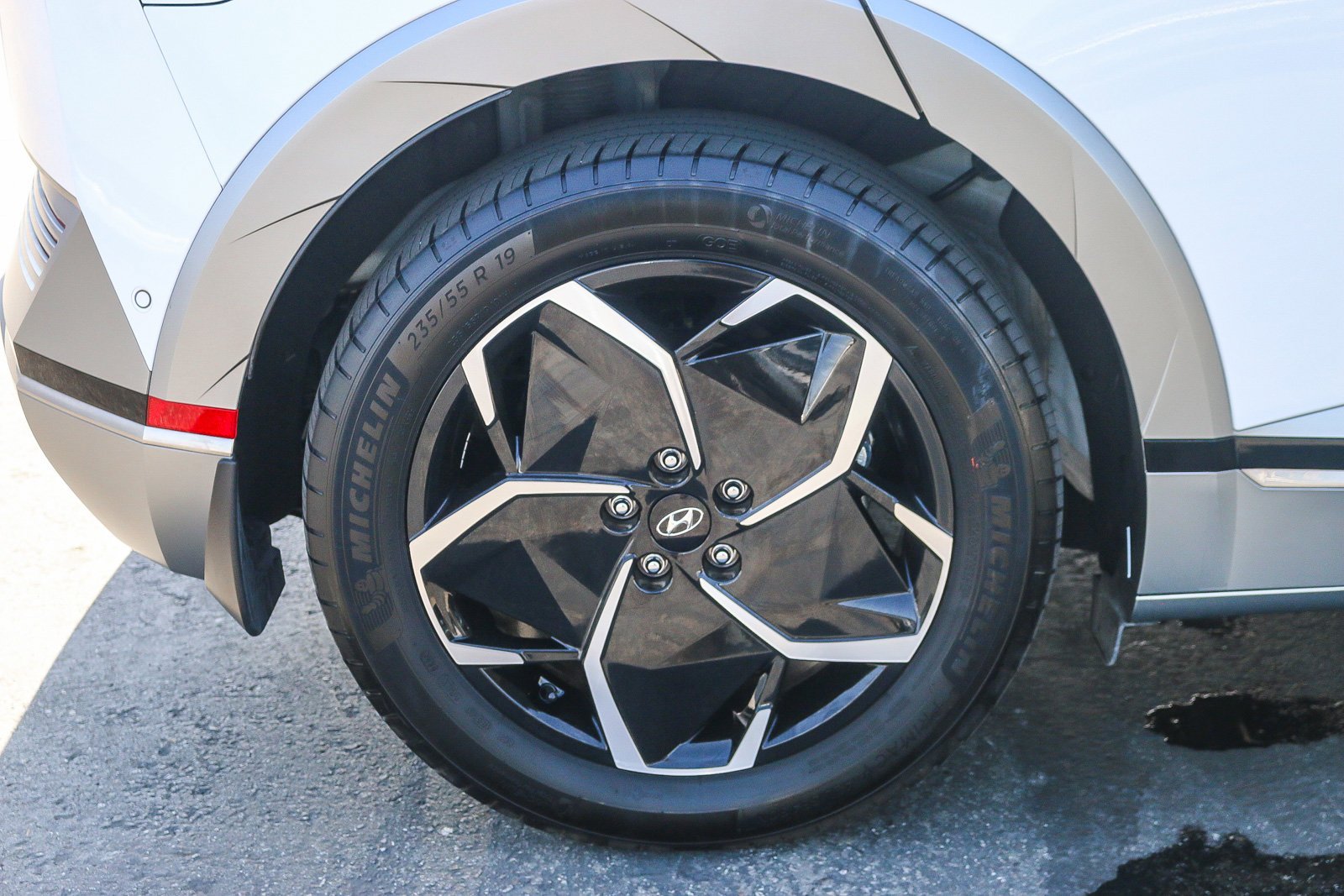 Certified Used 2024 Atlas White Hyundai Limited image 11