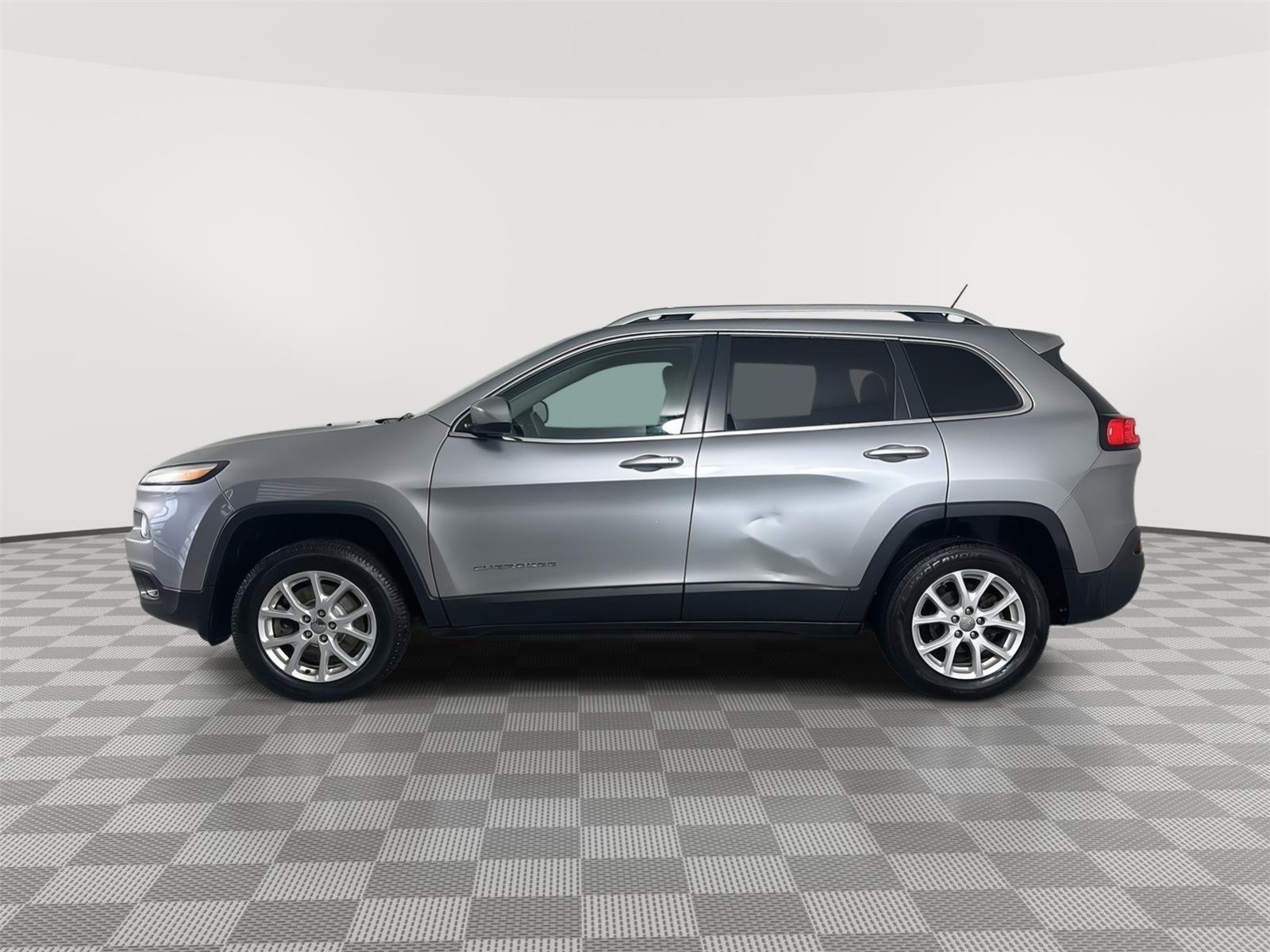 Used 2017 Granite Crystal Metallic Clearcoat Jeep Latitude image 4