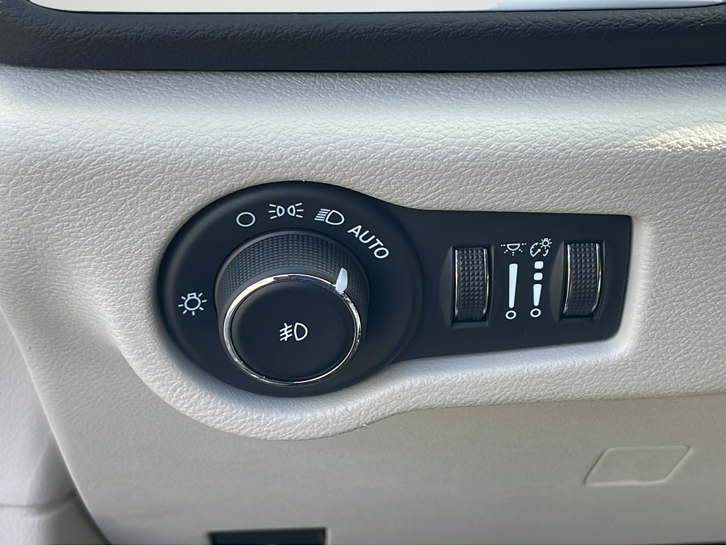 Used 2024 Silver Chrysler Touring L image 28