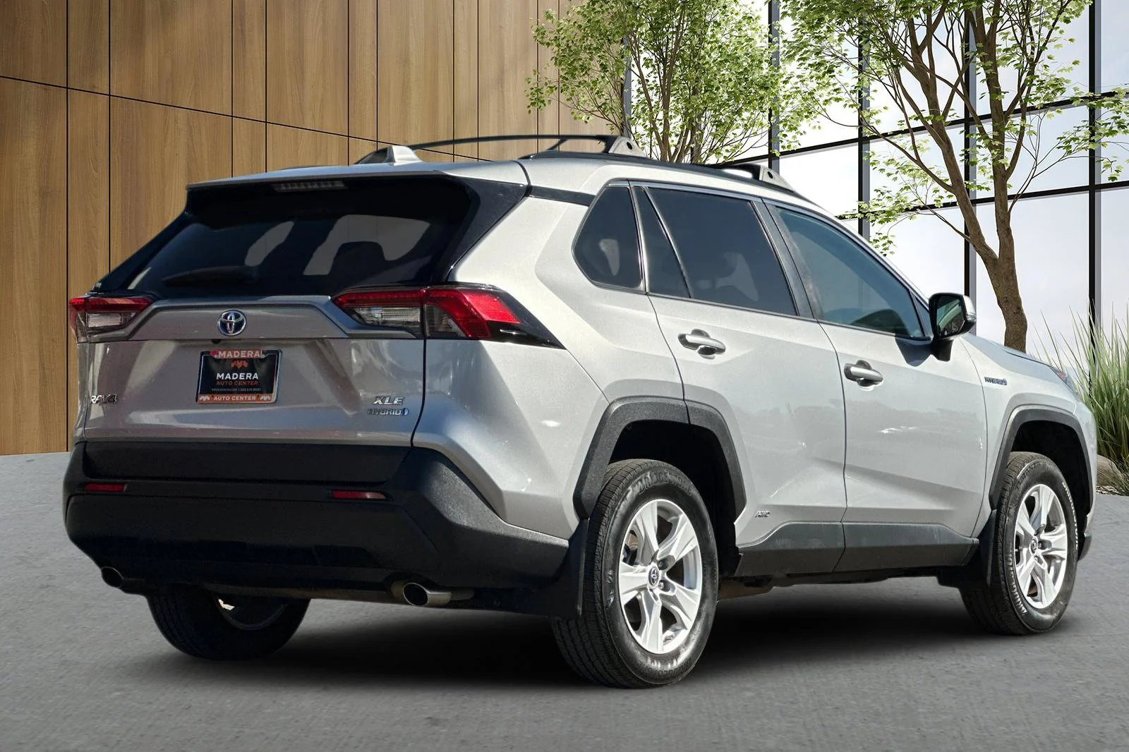 Used 2019 Silver Toyota XLE image 4