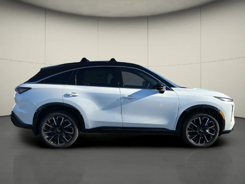 New 2027 2T RAD WHT INFINITI Autograph AWD image 8