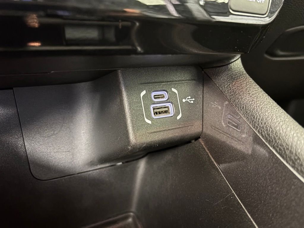 Used 2024 White Jeep Latitude image 28