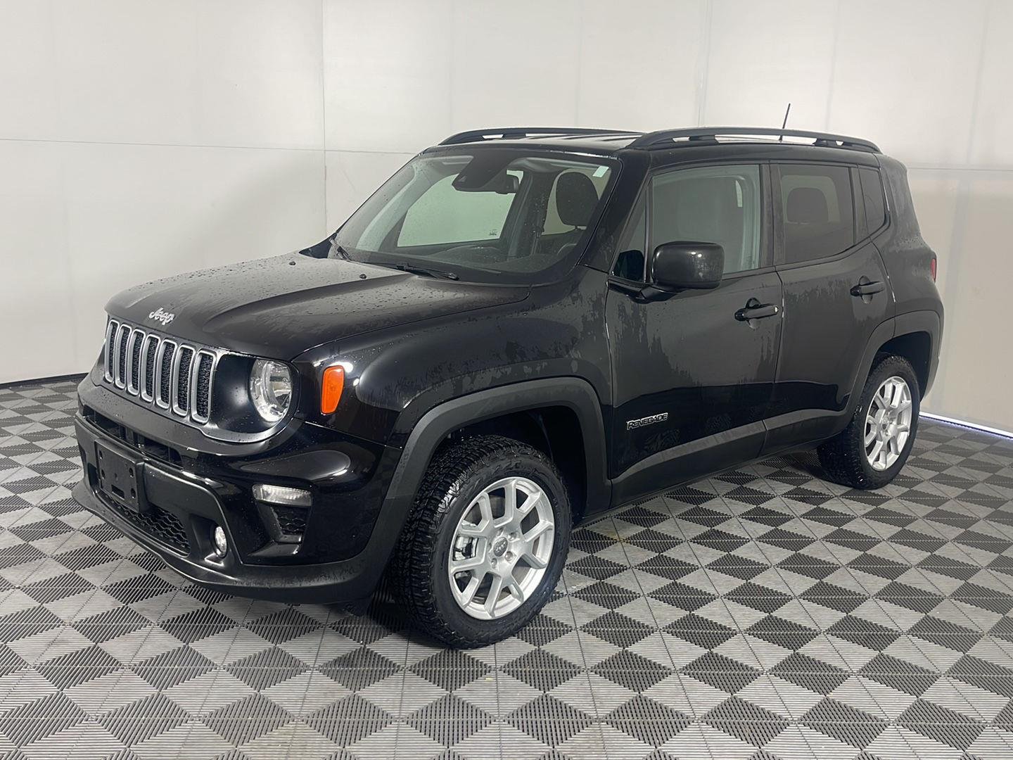 Used 2023 Black Clearcoat Jeep Latitude image 1