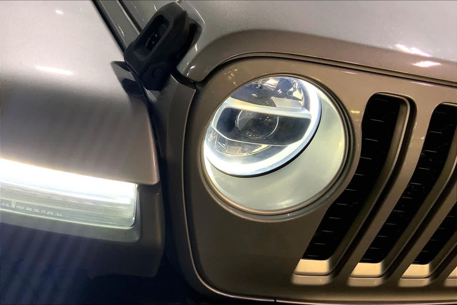 Used 2020 Billet Silver Metallic Clearcoat Jeep Overland image 28
