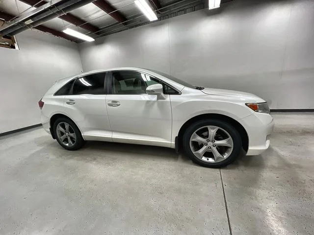 Used 2014 White Toyota XLE image 9