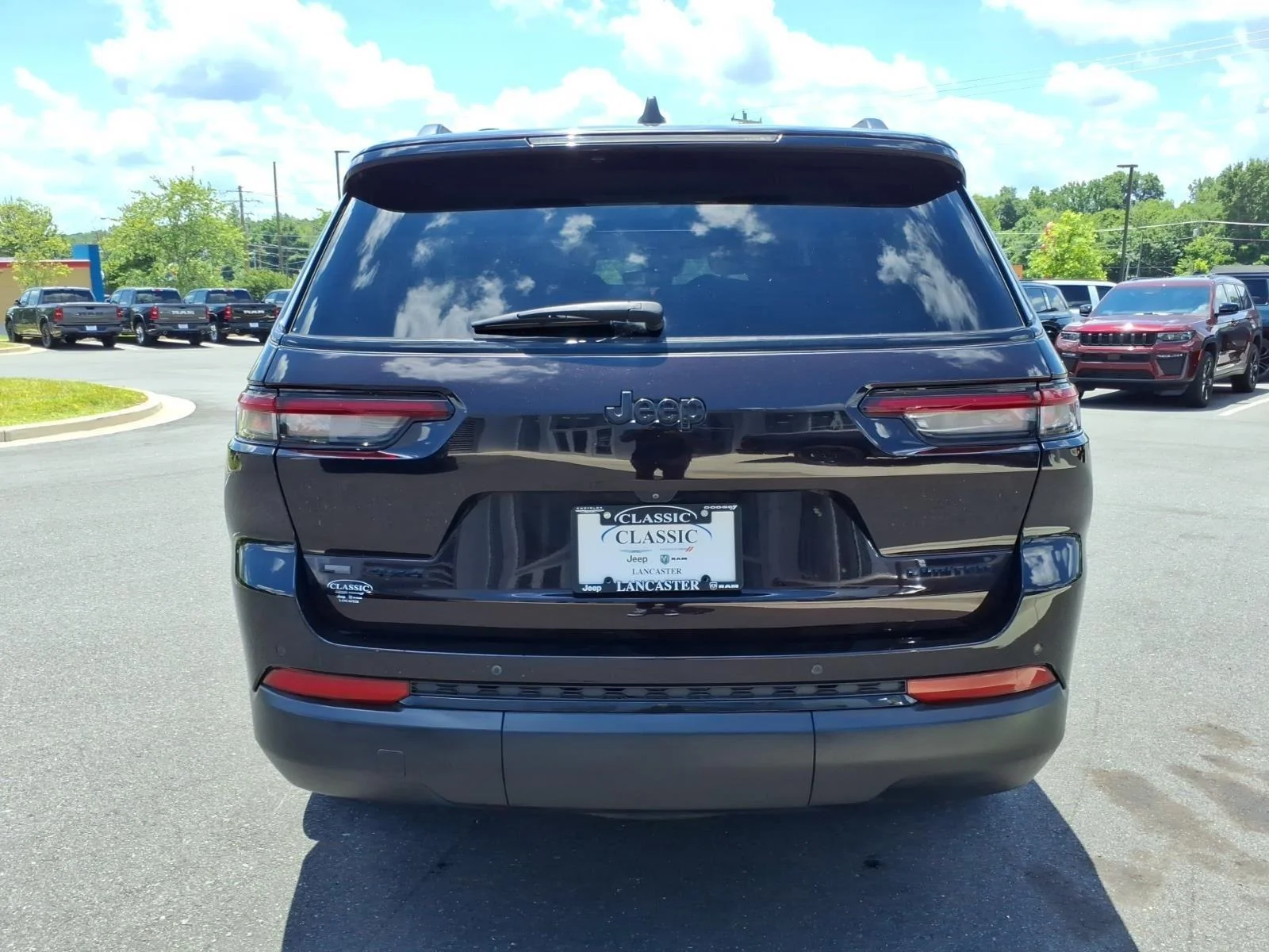 Used 2022 Ember Pearlcoat Jeep Limited image 18