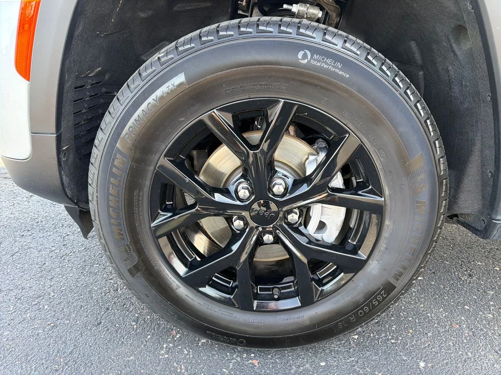 Used 2025 Silver Jeep Altitude image 25