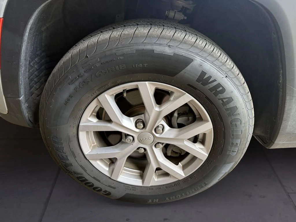 Used 2022 Silver Jeep Limited image 9