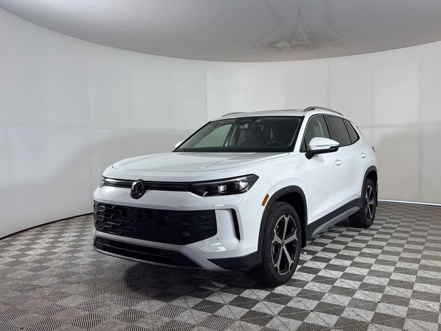 New 2026 Pure White Volkswagen SE image 9