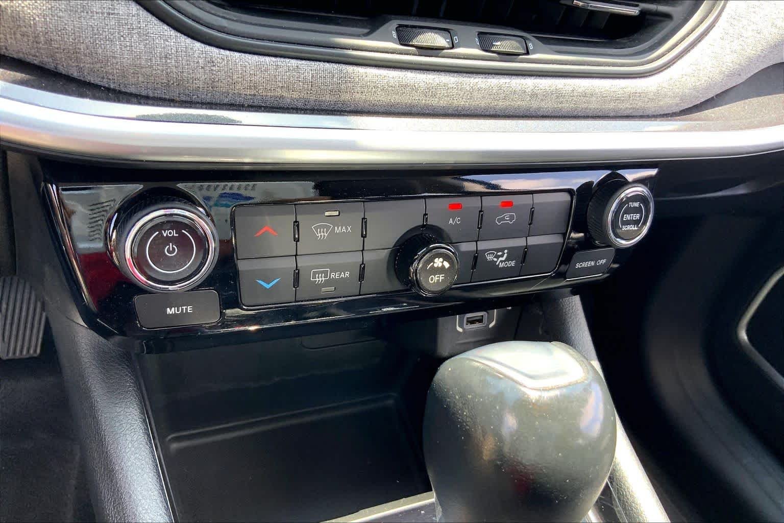 Used 2022 Laser Blue Pearlcoat Jeep Latitude image 32