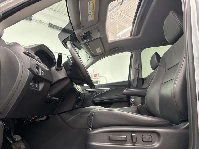 Used 2023 Silver Honda RTL image 15