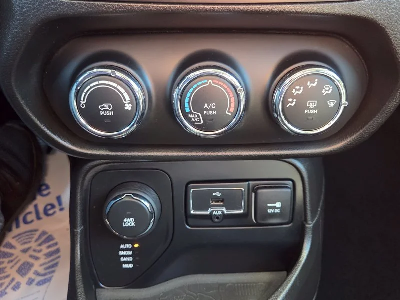 Used 2017 Black Jeep Latitude image 33