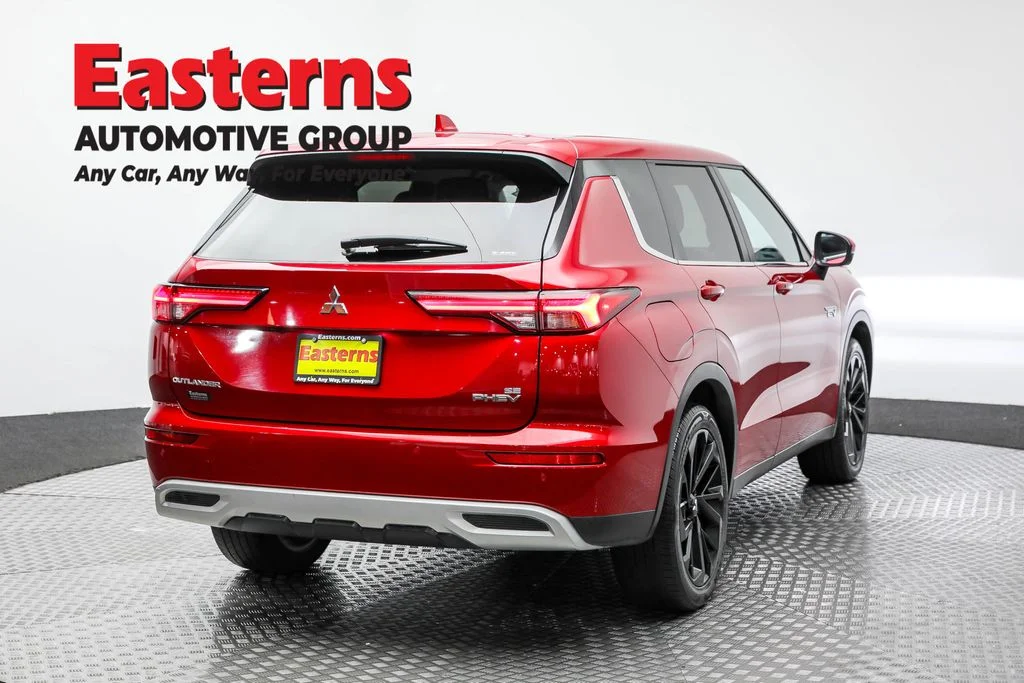 Used 2023 Red Mitsubishi SE image 5