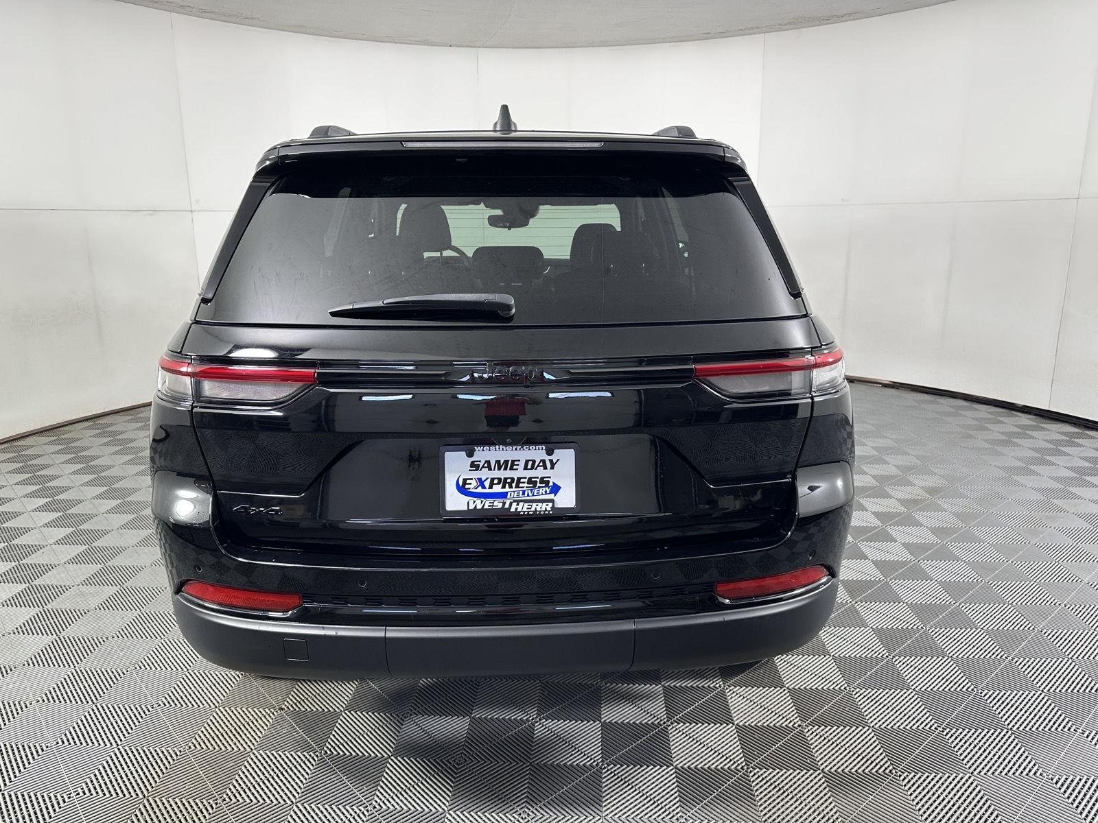 Used 2023 Diamond Black Crystal Pearlcoat Jeep Altitude image 25