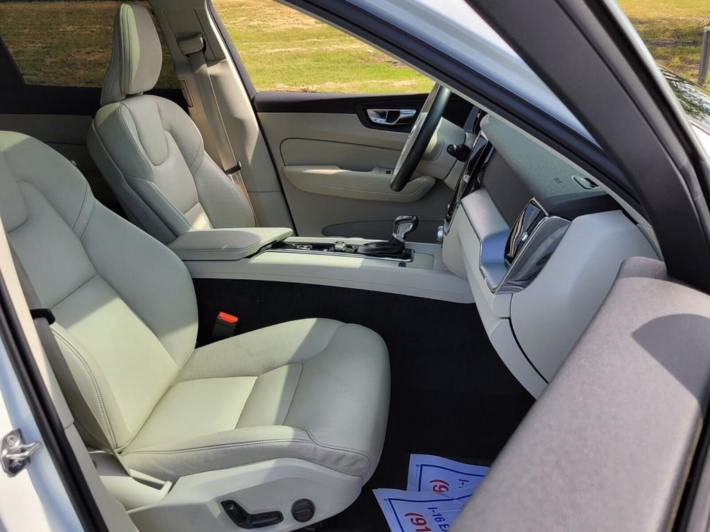 Used 2020 White Volvo T6 Momentum image 16