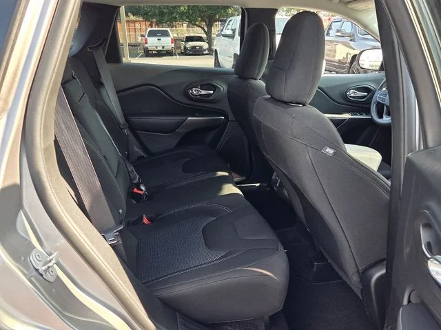 Used 2019 Silver Jeep Latitude image 15