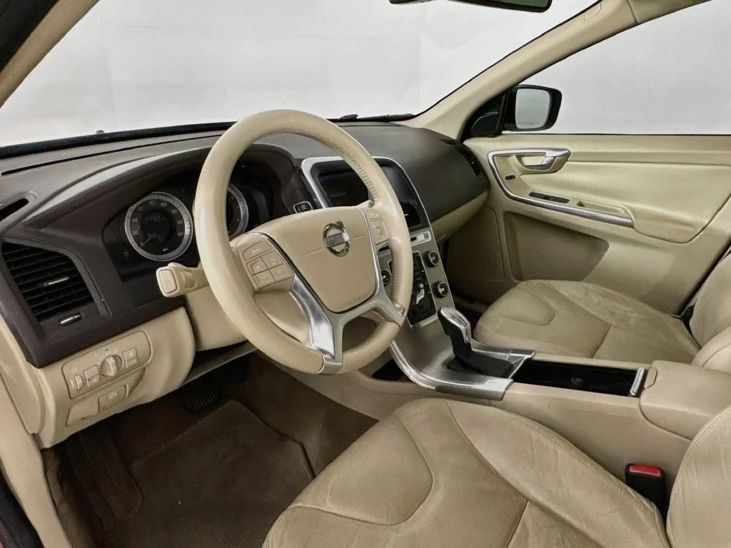 Used 2013 Red Volvo 3.2 image 10